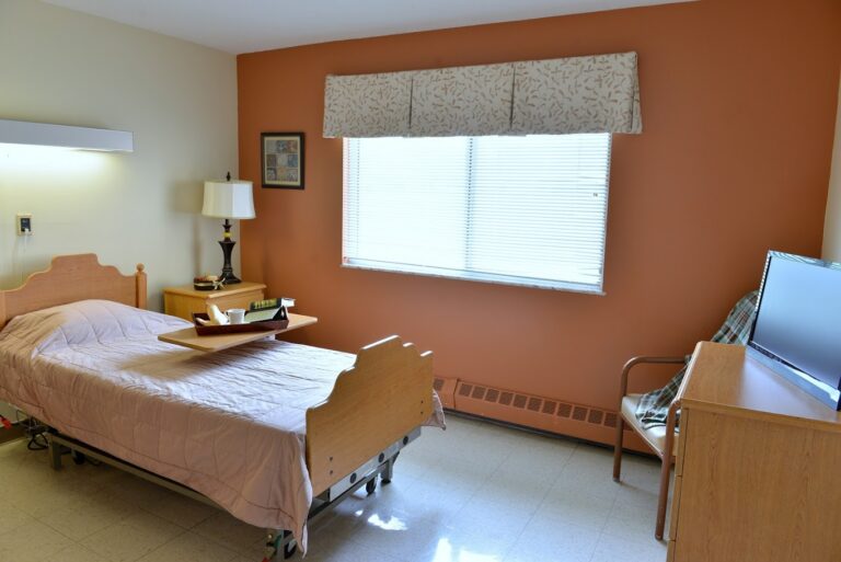 Dekalbprivateguestroom001